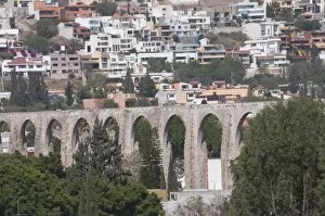 Images Dated 21st April 2008: Aqueduct built in the 1720s and 1730s to bring water from nearby springs to Santiago de Queretaro