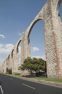 Images Dated 21st April 2008: Aqueduct built in the 1720s and 1730s to bring water from nearby springs to Santiago de Queretaro