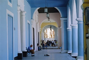 Sightseer Prints: Arcade in the colonial old town, Havana, Cuba