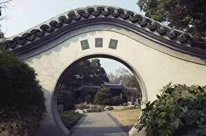 Images Dated 7th January 2008: An arch looking into Winding Garden at West Lake, Hangzhou, Zhejiang Province