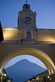 Images Dated 24th January 2010: Arch of Santa Catalina, Antigua, UNESCO World Heritage Site, Guatemala, Central America