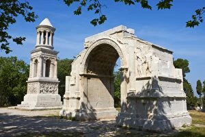 Images Dated 18th June 2009: Arch of Triumph and the mausoleum of Jules, ancient Roman site of Glanum, St