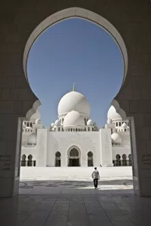 Images Dated 31st October 2008: Arches of the courtyard of the new Sheikh Zayed Bin Sultan Al Nahyan Mosque