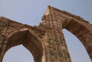 Images Dated 4th April 2009: Arches of Quwwat-ul-Islam mosque, Qutb Complex, UNESCO World Heritage Site