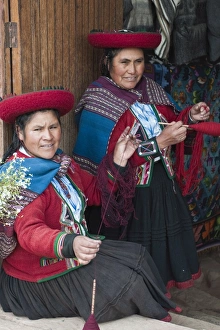 Images Dated 17th October 2009: Artisan workshop, Chincheros, Peru, South America