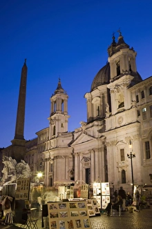 Images Dated 26th October 2009: Artist stalls, Fontana dei Fiumi and San Agnese in Agone, evening