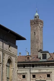 Images Dated 16th August 2011: Asinelli Tower, Piazza Maggiore, Bologna, Emilia Romagna, Italy, Europe