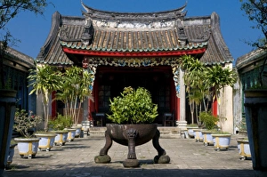 Images Dated 29th December 2009: Assembly Hall of the Cantonese Chinese Congregation, Hoi An, Vietnam, Indochina