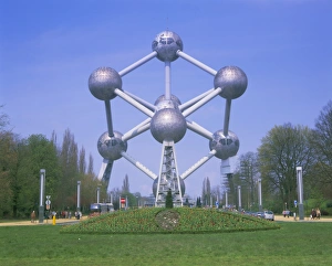 Lawn Prints: Atomium, Atomium Park, Brussels (Bruxelles), Belgium, Europe