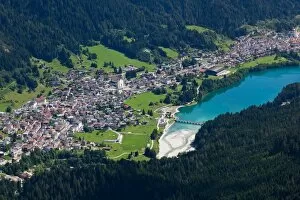 Images Dated 16th August 2011: Auronzo village and lake in the Belluno Dolomites, Italy, Europe