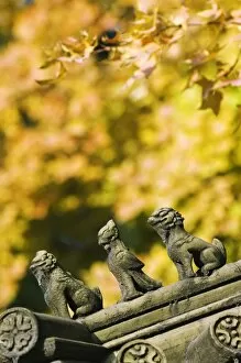 Images Dated 8th November 2007: Autumn colours and ornamental Chinese style decorative figures on a pavilion in Ritan Park