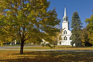 Images Dated 11th October 2008: Autumn colours around traditional white timber clapperboard church, Townshend