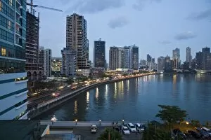 Images Dated 11th January 2008: Avenue Balboa city skyline at night, Panama City, Panama, Central America