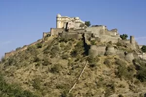 Images Dated 29th November 2009: Badal Mahal (Cloud Palace) and walls, Kumbhalgarh Fort, Rajasthan, India, Asia