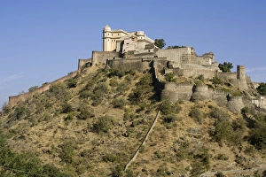 Images Dated 29th November 2009: Badal Mahal (Cloud Palace) and walls, Kumbhalgarh Fort, Rajasthan, India, Asia