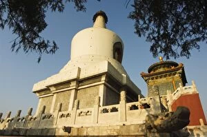 Images Dated 23rd January 2000: Baitai White Dagoba originally built in 1651 for a visit by the Dalai Lama