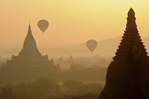 Images Dated 28th December 2007: Ballooning in the early morning over the archaeological site, Bagan (Pagan)