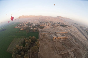 Images Dated 8th February 2009: Balloons near Valley of the Kings, Luxor, Egypt, Africa