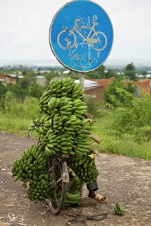 Images Dated 7th March 2009: Banana seller, Village of Masango, Cibitoke Province, Burundi, Africa
