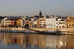 Images Dated 17th April 2011: Bank of the Guadalquivir River, Seville, Andalucia, Spain, Europe