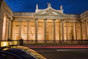 Images Dated 13th September 2006: Bank of Ireland, evening, Dublin, Republic of Ireland, Europe