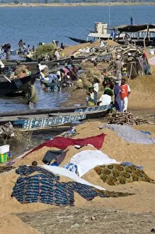 Images Dated 15th December 2005: The bank of the River Niger, Segou, Mali, Africa
