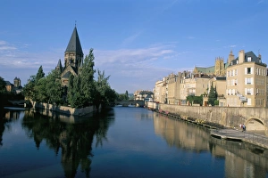 Banks of the Moselle River, old town, Metz, Moselle, Lorraine, France, Europe