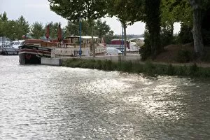 Barge moored on the Canal du Midi, Trebes, Aude Languedoc Roussillon, France, Europe