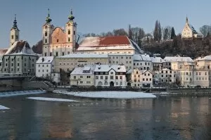 Baroque Michaelerkirche church dating from 1635 and buildings at confluence of Steyr