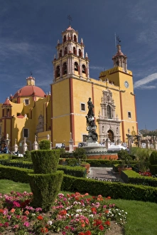 Images Dated 23rd October 2008: Basilica de Nuestra Senora de Guanajuato with the statue of the Virgin of Guanajuato in front