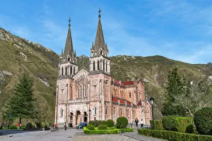 Footpath Prints: Basilica de Santa Maria la Real de Covadonga
