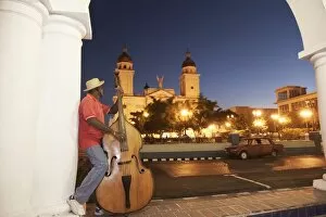 Images Dated 10th February 2009: Bass player, Santiago de Cuba, Cuba, West Indies, Central America