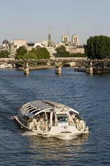 Bateau mouiche on the River Seine and Ile de la Cite, Paris, France, Europe