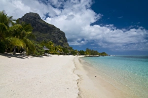 Images Dated 10th September 2008: Beach of the Beachcomber Le Paradis Hotel with Mont Brabant in the background