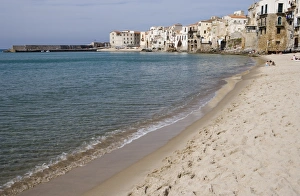 Images Dated 15th January 2000: Beach, Cefalu