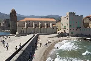 Images Dated 29th July 2007: Beach, Eglise Notre-Dame-des-Anges, Collioure, Pyrenees-Orientales, Languedoc