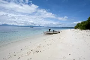 Beach with fishing boat, Manado, Sulawesi, Indonesia, Southeast Asia, Asia