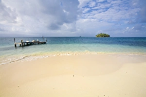 Images Dated 17th January 2008: Beach on Kuanidup Grande, looking towards small island, Comarca de Kuna Yala