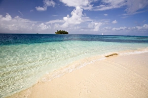 Images Dated 17th January 2008: Beach on Kuanidup Grande, looking towards small island, Comarca de Kuna Yala
