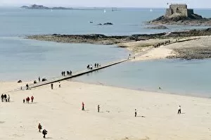 Images Dated 16th April 2008: Beach and national fort, St. Malo, Brittany, France, Europe
