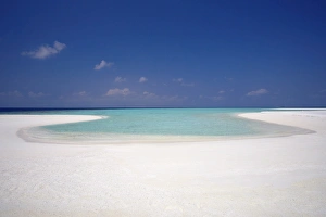 Images Dated 26th March 2007: Empty beach and tropical lagoon, Maldives, Indian Ocean