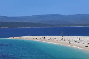 Beach, Zlatni Rat (Golden Horn) and the island of Hvar in the background, Bol, Brac Island, Dalmatia, Croatia, Europe