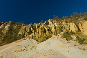 Images Dated 1st September 2008: Beautiful valley with sandstone formations, Ankarafantsika National Park