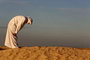 Contemplation Gallery: Bedouin praying in the Sahara, Douz, Kebili, Tunisia, North Africa, Africa