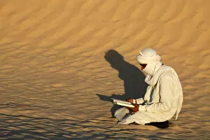 Images Dated 27th December 2011: Beduin reading the Koran in the Sahara, Douz, Kebili, Tunisia, North Africa, Africa