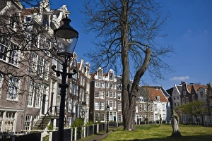 Images Dated 9th April 2008: Begijnhof, a beautiful square of 17th and 18th century houses, Amsterdam