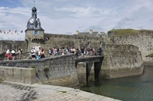 Images Dated 16th July 2007: The Belfrey and Causeway entrance to the old walled town of Concarneau