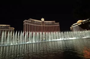 Images Dated 30th January 2000: The Bellagio Hotel at night with its famous fountains