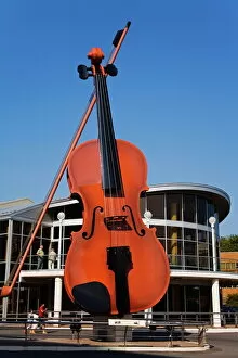 Images Dated 23rd January 2000: The Big Ceilidh Fiddle by Cyril Hearn, Sidney Pavilion, Port of Sidney