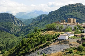Images Dated 17th July 2009: Binies village and castle with Foz de Binies gorge, Anso valley